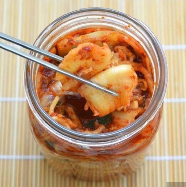 Theo truyền thống, kim chi được lưu trữ dưới mặt đất đựng trong đồ đất nung lớn để ngăn kim chi khỏi bị đóng băng trong những tháng mùa đông. Đó là cách chính để lưu trữ rau trong suốt các mùa. Vào mùa hè, việc bảo quản trong lòng đất giữ cho kim chi đủ mát để làm chậm quá trình lên men.[2] Trong thời hiện đại, tủ lạnh đựng kim chi thường được sử dụng để lưu trữ kim chi.