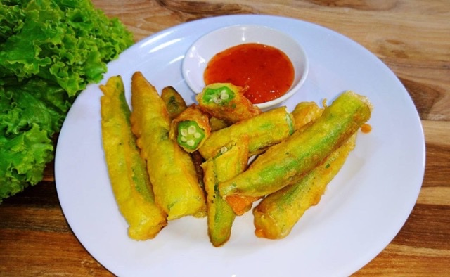 Đậu (cà) bắp còn có các tên khác như mướp tây[cần dẫn nguồn], bắp còi và gôm (danh pháp hai phần: Abelmoschus esculentus), còn được biết đến ở các quốc gia nói tiếng Anh (English-speaking countries) là móng tay phụ nữ (ladies' fingers). Đây là một loài thực vật có hoa có giá trị vì quả non ăn được. 