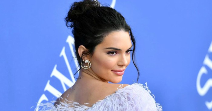 Kendall Nicole Jenner (sinh ngày 3 tháng 11 năm 1995)[3] là một người mẫu thời trang và nhân vật truyền hình Mỹ. Kendall Jenner lần đầu tiên được sự chú ý của công chúng là vào năm 2007 khi cô xuất hiện trong show truyền hình thực tế Keeping Up with the Kardashians chiếu trên truyền hình cáp E