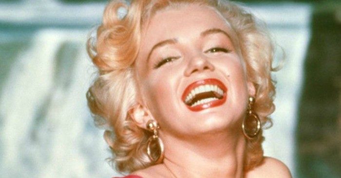 Marilyn Monroe quyễn rũ với mái tóc xoăn ngắn vàng óng