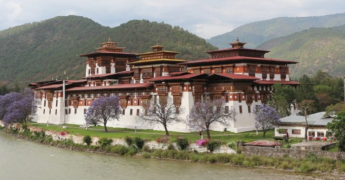 Pháo đài Punakha nằm giữa hai con sông nổi tiếng Pho Chu và Mo Chu, được xây dựng từ thế kỷ 17 nơi ở của hoàng gia Bhutan cho đến giữa thế kỷ 20.