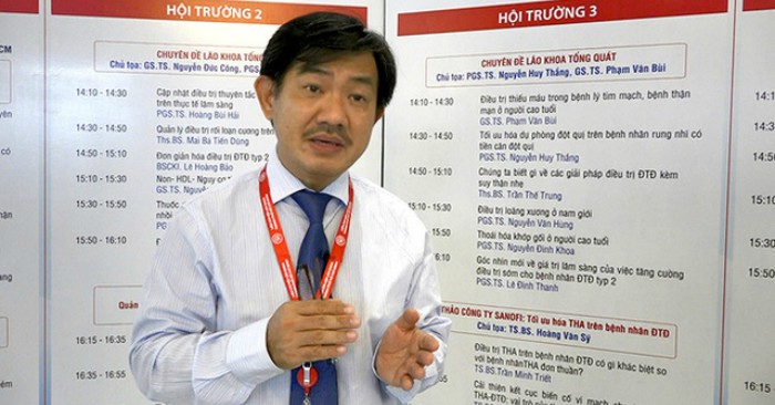 Nhiều hệ thống khác nhau đã được đề xuất để tăng khả năng nhận biết đột quỵ. Các phát hiện khác nhau có thể dự đoán sự hiện diện hoặc vắng mặt của đột quỵ ở các mức độ khác nhau. Yếu mặt đột ngột, cánh tay bị lệch (tức là nếu một người, khi được yêu cầu nâng cả hai cánh tay lên, vô tình để một cánh tay trôi xuống phía dưới) và giọng nói bất thường là những phát hiện có nhiều khả năng dẫn đến việc xác định chính xác một trường hợp đột quỵ, ngày càng tăng khả năng xảy ra bằng 5,5 khi có ít nhất một trong số này. Tương tự, khi cả ba điều này vắng mặt, khả năng đột quỵ sẽ giảm (- tỷ lệ khả năng xảy ra là 0,39). Mặc dù những phát hiện này không hoàn hảo để chẩn đoán đột quỵ, nhưng thực tế là chúng có thể được đánh giá tương đối nhanh chóng và dễ dàng khiến chúng rất có giá trị trong bệnh cảnh cấp tính.