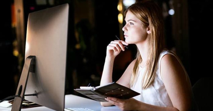 Cuộc sống hiện đại, vơi sáp lực công việc. Nhiều người thường xuyên thức khuya để giải quyết công việc. Và thức khua liên tục sẽ ảnh hưởng nghiêm trọng đến sức khỏe. Đặc biệt đối với phụ nữ sẽ khiến nhan sắc bị lão hóa nhanh chóng. Và nguy cơ đột quỵ cũng tăng cao.