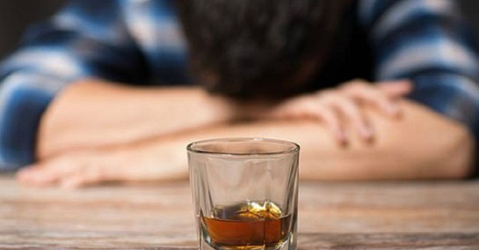 Rượu là một chất gây trầm cảm, ở liều thấp gây hưng phấn, giảm lo lắng và cải thiện tính xã hội. Ở liều cao hơn, nó gây ra say rượu, choáng váng, bất tỉnh hoặc tử vong. Sử dụng lâu dài có thể dẫn đến lạm dụng rượu, ung thư, lệ thuộc về thể chất và nghiện rượu.