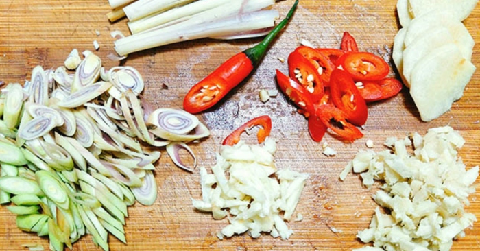 Cá bơn sống trong môi trường nước mặn nhưng cũng thường sống khu vực nước lợ, mặn nhưng thường đi sâu vào các sông nước ngọt. Chúng sống ở tầng đáy, thức ăn của cá chủ yếu là động vật không xương sống ở đáy. Một số loài Cá lưỡi trâu (Symphurus civitatium) sống được ở nơi hầu như không có sự sống. Trong môi trường của các núi lửa ngầm hoạt động dưới đại dương, nhiệt độ lên tới 186 độ C, khí sunfuric và các khí độc chết người không ngừng phun ra, hầu như các sinh vật không thể sinh tồn thì cá lưỡi trâu vẫn sống được như thường.