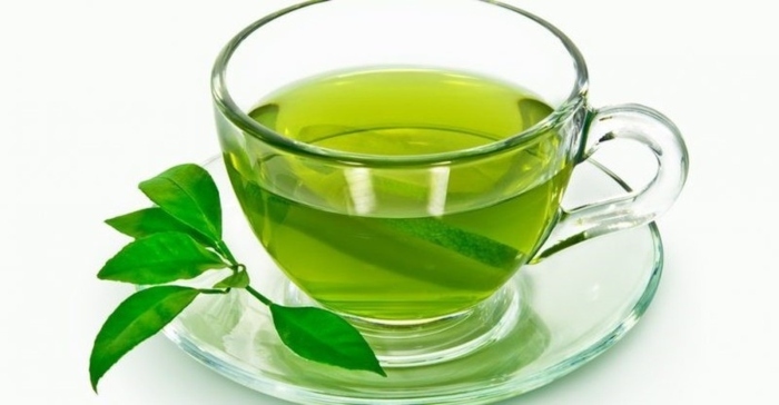 Trong một phân tích tổng hợp năm 2015 về các nghiên cứu quan sát cho thấy, việc tăng một tách trà xanh mỗi ngày có tương quan với nguy cơ tử vong do các nguyên nhân tim mạch thấp hơn một chút.Tiêu thụ trà xanh có thể tương quan với việc giảm nguy cơ đột quỵ.