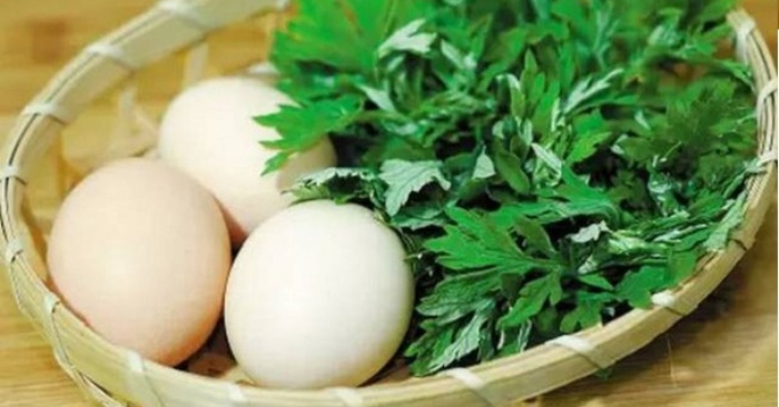 Theo Y học cổ truyền, lá cây ngải cứu chứa nhiều chất kháng khuẩn và tinh dầu giúp giảm đau rất hiệu quả. Bên cạnh đó ngải cứu chứa các hoạt chất cineol, dehydro matricaria este, tricosanol, tetradecatrilin,… giúp giảm cơn đau thần kinh hiệu quả. Ngải cứu có vị đắng, mùi thơm, tính ấm, được sử dụng lâu đời trong dân gian và trong Đông y