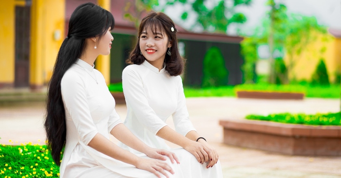 Tình bạn là mối quan hệ tình cảm hai chiều giữa con người với nhau.[1] Nó là một hình thức liên kết giữa các cá nhân mạnh mẽ hơn so với một tổ chức kiểu hiệp hội, và đã được nghiên cứu trong các lĩnh vực học thuật như giao tiếp, xã hội học, tâm lý xã hội, nhân chủng học và triết học. Các lý thuyết hàn lâm khác nhau về tình bạn đã được đề xuất, bao gồm lý thuyết trao đổi xã hội, lý thuyết công bằng, phép biện chứng quan hệ và phong cách gắn bó.
