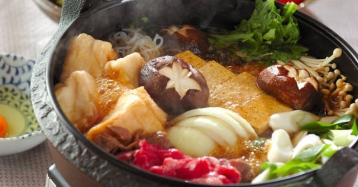 Xương ống bạn mua đem về rửa sạch, luộc sơ rồi cho vào nồi hầm từ 3 – 5 tiếng để lấy nước dùng. Bạn nhớ thường xuyên vớt bọt trong quá trình hầm xương để nước dùng được trong và ngon hơn