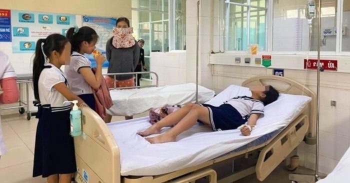 Đà Nẵng: 32 học sinh tiểu học nhập viện sau khi dùng đồ chơi “lạ” mua trước công trường