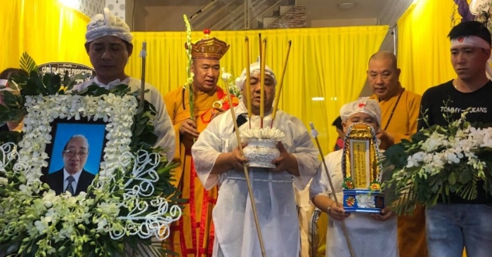 Hiếu Hiền khóc nghẹn khi đưa linh cữu bố - cố nghệ sĩ Đức Lang đến nơi hỏa táng...