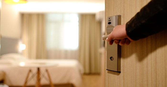 Mở cửa sổ ngủ; Hút thuốc trước khi đi ngủ có hại không; Đóng cửa phòng ngủ.
