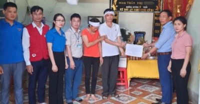 Được người lạ tặng vé máy bay hạng thương gia để kịp về đám tang con gái