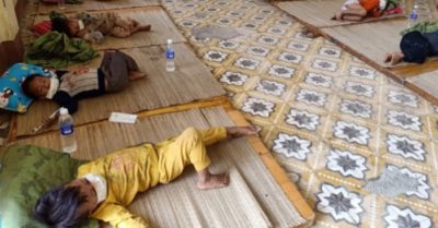 Nhiều em bé ở Điện Biên đi cách ly chỉ có một bộ quần áo, không có dép để mang