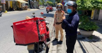 Dân mạng năn nỉ công an ‘tha’ cho shipper vì chưa rõ lệnh cấm giao hàng