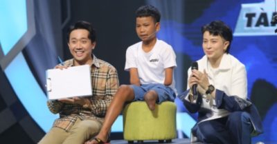 Cậu bé không tay, chỉ có 1 chân đá bóng khiến Trấn Thành ngưỡng mộ