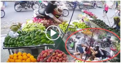 Video: Mẹ dừng xe mua hàng quên tắt máy, con nhỏ vặn ga tông đổ sạp hàng hoa quả