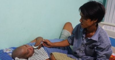 Cổ tích đời thực: Người đàn ông 8 năm chăm chồng cũ của vợ