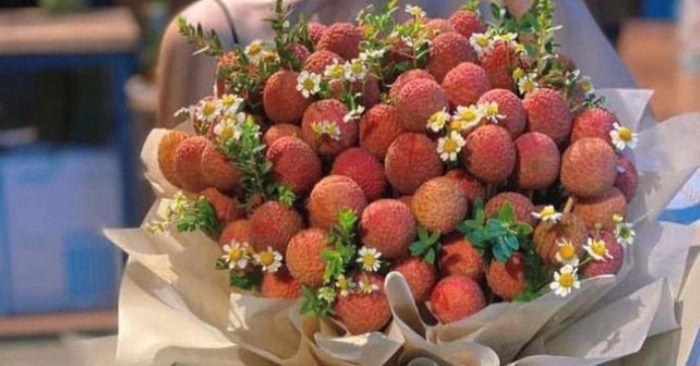 Bó hoa làm từ vải thiều giá gần 1 triệu đồng - Nhiều cô gái khẳng định: ‘giờ ai tặng bó hoa này sẽ yêu luôn’