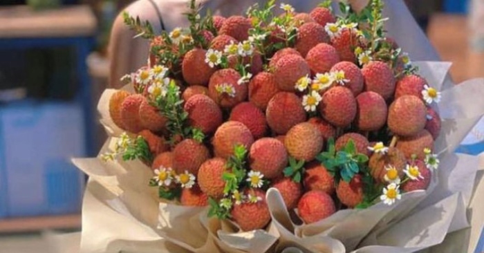 Bó hoa làm từ vải thiều giá gần 1 triệu đồng - Nhiều cô gái khẳng định: ‘giờ ai tặng bó hoa này sẽ yêu luôn’