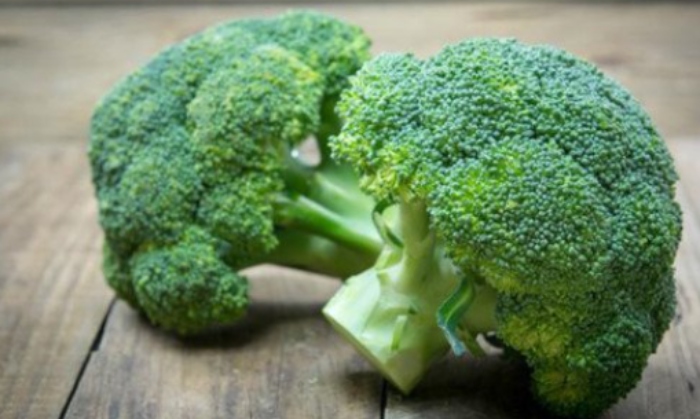 Bông cải xanh chứa nhiều glucoraphanin, đây là một hợp chất được chuyển hóa thành sulforaphane ở hệ tiêu hóa và có tác dụng chống oxy hóa. Các nghiên cứu trong ống nghiệm và trên động vật cho thấy sulforaphane làm giảm lượng đường trong máu, giảm cholesterol, giảm stress oxy hóa và các bệnh mãn tính.
