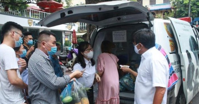 Ông Đoàn Ngọc Hải bán hết xe hoa quả giữa phố Hà Nội, 'lãi' hơn 4 triệu đồng