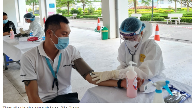 Tiêm vắc xin cho công nhân tại Bắc Giang