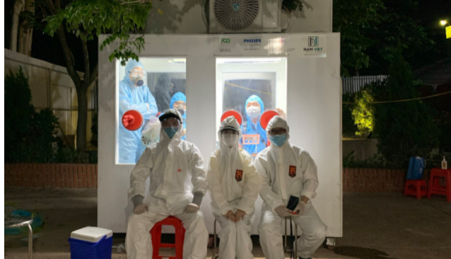 Việt Nam chế được bốt lấy mẫu xét nghiệm Covid-19 gắn máy lạnh, giúp y bác sĩ đỡ cực
