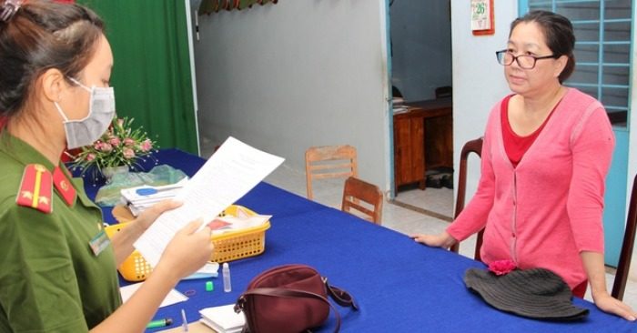 Bà trùm buôn lậu Nguyễn Thị Kim Hạnh nghe cảnh sát đọc lệnh bắt tạm giam