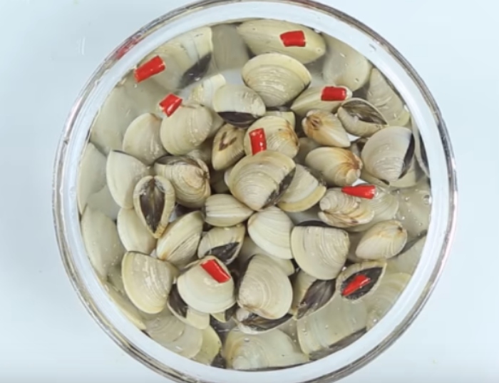 nấu nghêu hấp thái, sả, gừng, nước, nước dừa, sả dứa, thái chua cay, lá quế, sa tế, nau an moi nhat.