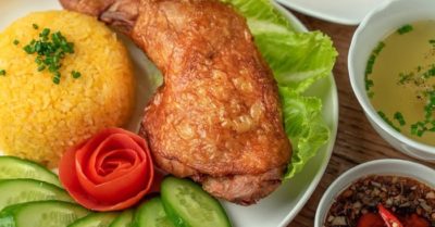 Cách nấu cơm gà xối mỡ ngon với thịt giòn rụm mê hoặc vị giác