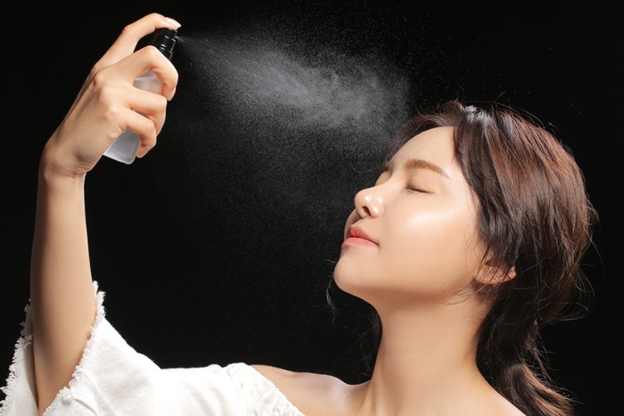 Chăm sóc làn da tuyệt vời với xịt khoáng nha đam, nước, trong, phụ nữ, sản phẩm, các, và, có thể.