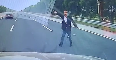 Video: Người đàn ông chặn ôtô trên cao tốc xin đi nhờ