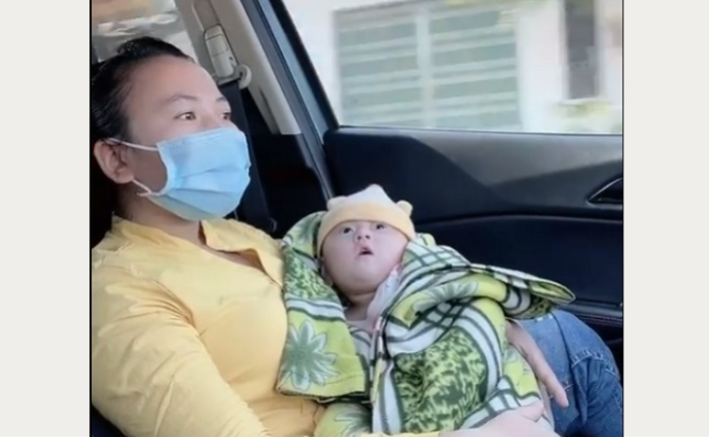 Một phụ nữ ở huyện Krông Bông có con bị bại não được anh Nghĩa đưa về