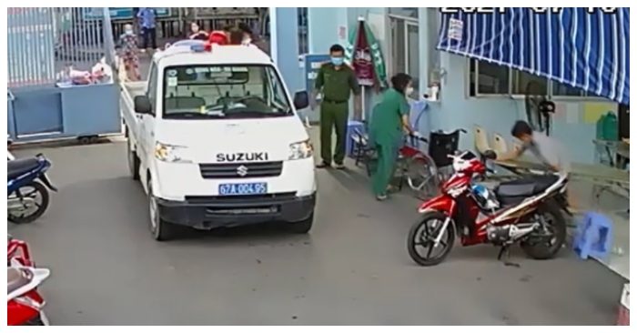 Xe chuyên dụng do thượng úy Lê Minh Soàn chở sản phụ đến sinh 2 bé gái an toàn