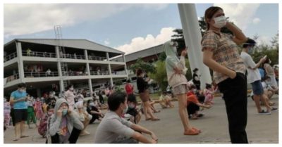 Công nhân ‘mắc kẹt’ giữa Sài Gòn, khóc nức nở khi biết là F0