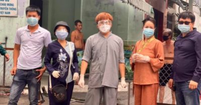 MC Đại Nghĩa và diễn viên Nhật Kim Anh đi phát rau cho người dân trong khu vực cách ly