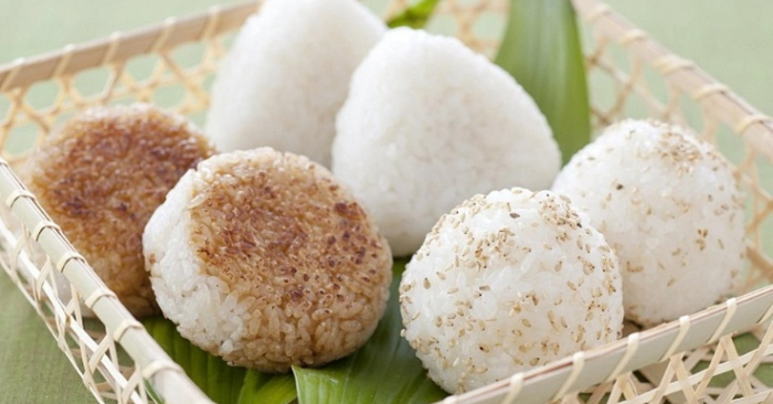 Cách làm cơm nắm muối vừng thơm bùi, ngon miệng tại nhà