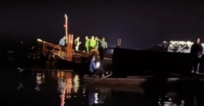 Lật tàu chở khách trên hồ Thác Bà mùng 5 Tết, 6 người từ 11 đến 60 tuổi đang mất tích