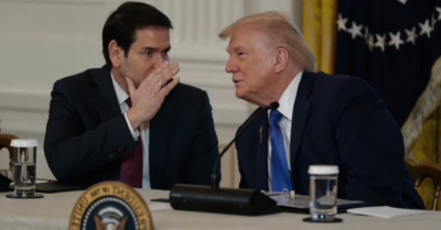 Tổng thống Trump khi bất ngờ tạm dừng tấn công Iran